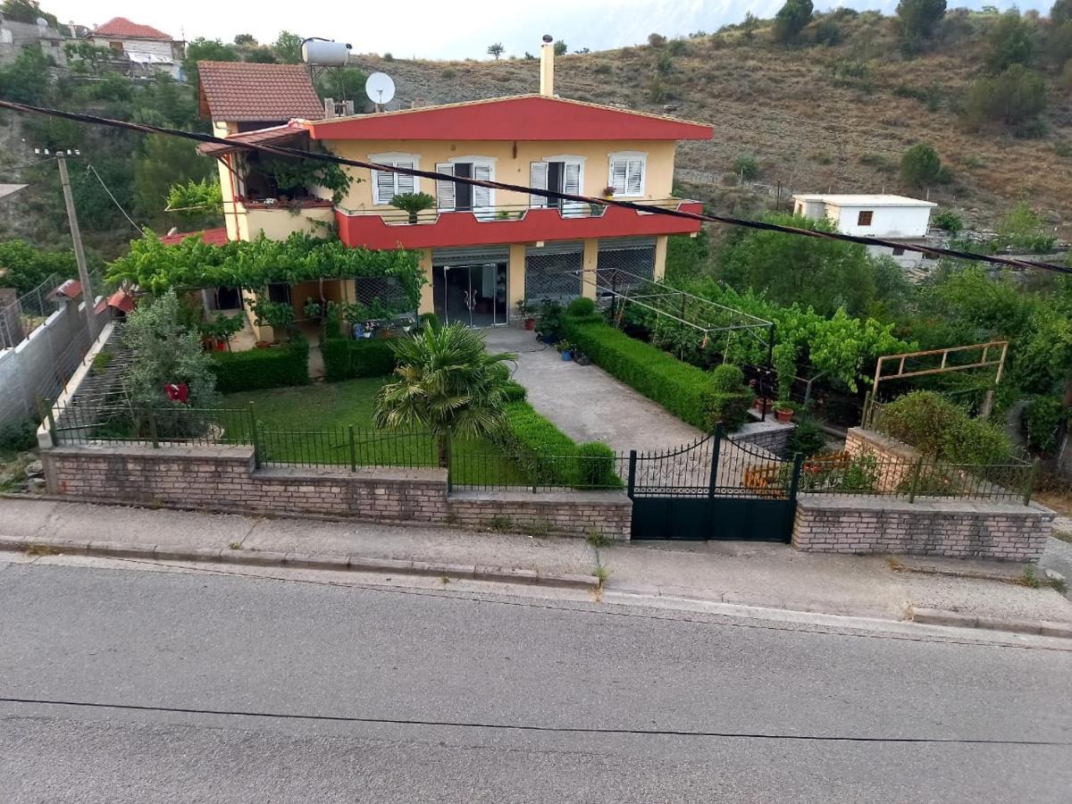 Manthoguesthouse Gjirokastër Exterior foto